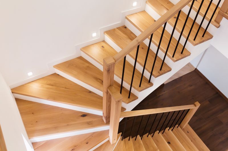 railing tangga kayu.