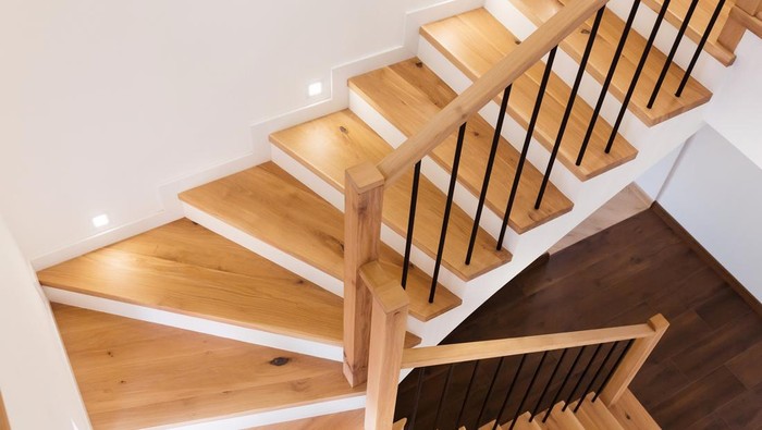 railing tangga kayu.