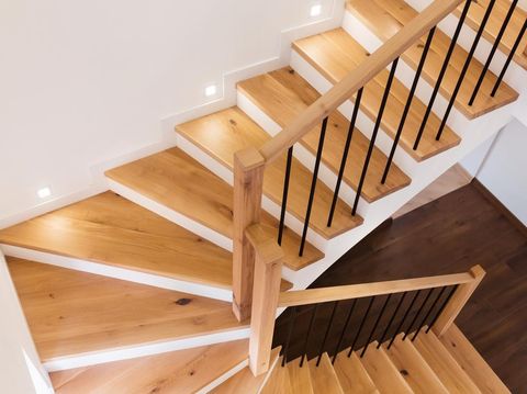 railing tangga kayu.