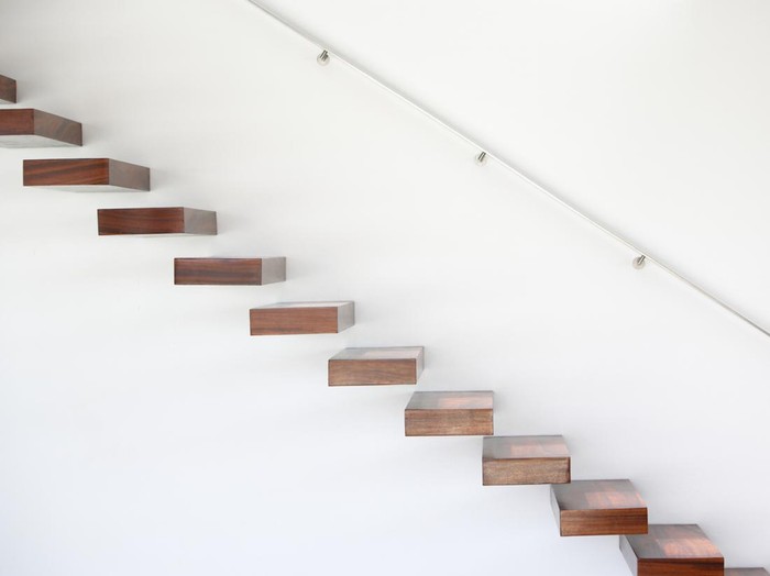 railing tangga melayang.
