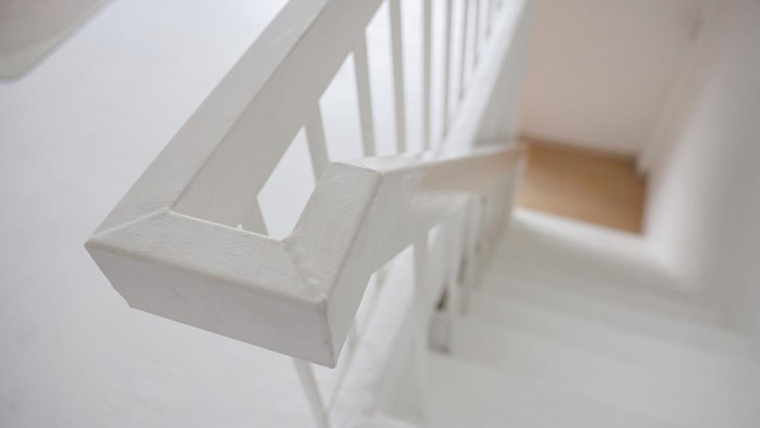 railing tangga minimalis putih.