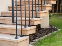 10 Railing Tangga Minimalis, Unik, dan Mewah Bahan Kayu hingga Besi Hollow