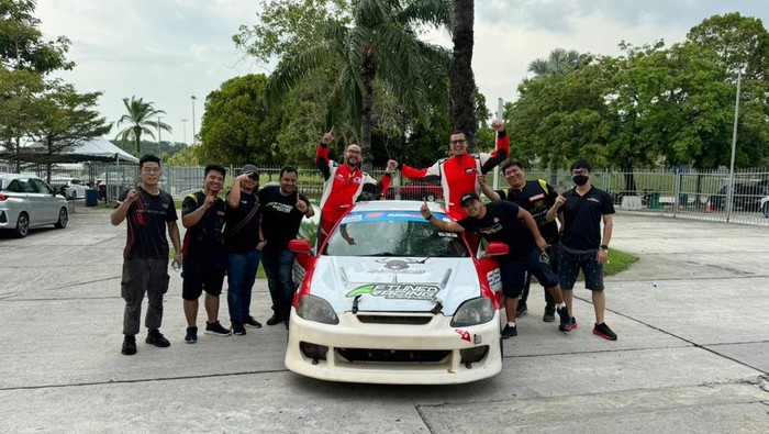 Duet pembalap Indonesia Hendra Widjanarko dan M Ichsan dari tim Redme Banteng Motorsport x KDRT kembali meraih hasil sensasional dengan menempati podium teratas di final round MSF, Minggu (22/10/2023) di Sepang International Circuit, Malaysia.
