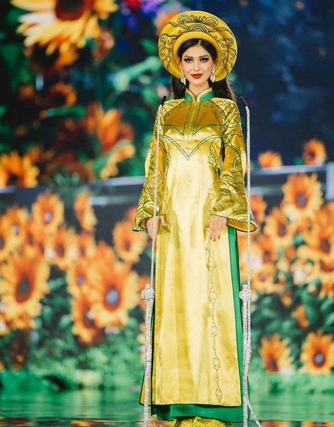 Dalam babak top 10 tersebut, Ritassya tampil dengan baju adat Vietnam.  Foto: dok. Instagram/@ritassyawellgreat