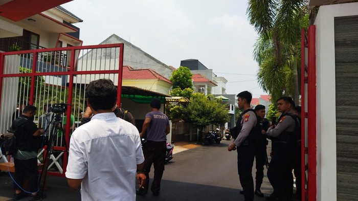 Rumah Ketua KPK Firli Bahuri di Bekasi digeledah (Kurniawan/detikcom)
