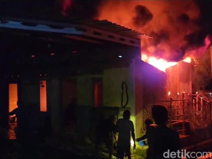 Rumah produksi keripik terbakar hebat di Desa Langse, Kecamatan Margorejo, Pati, Kamis (26/10/2023) malam.