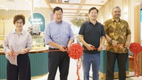 CEO PT Lippo Malls Indonesia, Henry Riady didampingi Rita Yovita , Executive Director PT Lippo Malls Indonesia, Dimas Aditya Kusuma, Mall Director Lippo Mall Kemang dan Kusnadi Rahardja selaku pemilik Boga Group melakukan pengguntingan pita pembukaan Bakerzin dan Yakiniku Like yang menempati area lantai Ground Lippo Mall Kemang.  
