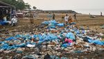 Duh, Sampah Plastik Kotori Pantai di Padang