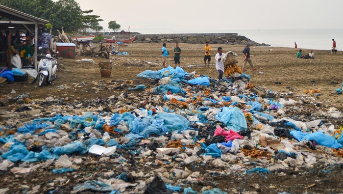 Sampah plDuh, Sampah Plastik Kotori Pantai di Padangastik di TPI Padang Pedagang membawa air melewati tumpukan sampah plastik di Tempat Pelelangan Ikan (TPI) Pasie Nan Tigo Padang, Sumatera Barat, Kamis (26/10/2023). Sampah plastik bekas pembungkus ikan tersebut berserakan dan bertumpuk di sekitaran pantai yang terdapat TPI dan pasar tradisional Banda Aia. ANTARA FOTO/Iggoy el Fitra/rwa.