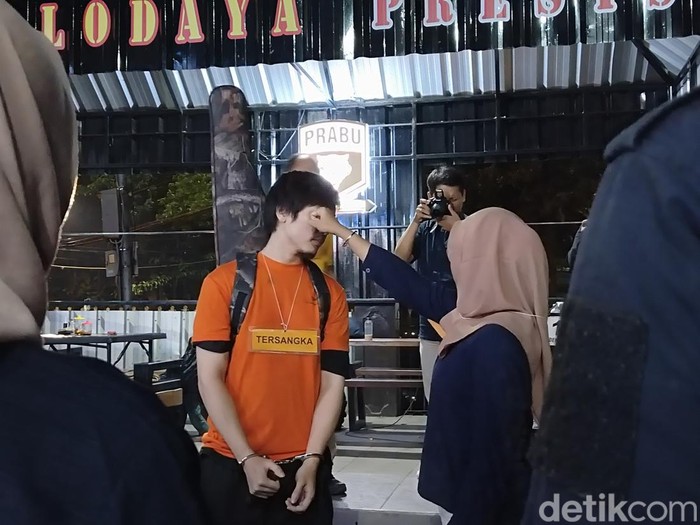 Samuel saat melakukan rekonstruksi pengancaman ke dokter gigi di Bandung.