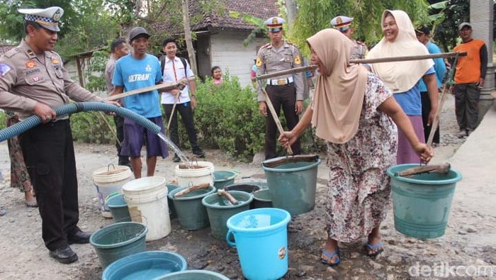 Satlantas Polres Jombang memberikan bantuan air bersih untuk warga terdampak kekeringan di Jombang.