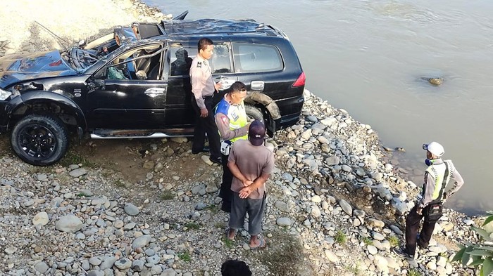 Satu unit mobil terjun ke sungai di Langkat. (Foto: dok Polres Langkat).