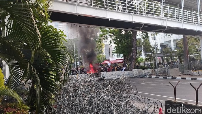 Sejumlah orang menggelar aksi demonstrasi di kawasan Patung Kuda, Jakarta Pusat. Demonstrasi diwarnai aksi pelemparan batu dan pembakaran ban oleh massa. (Brigitta Belia/detikcom)