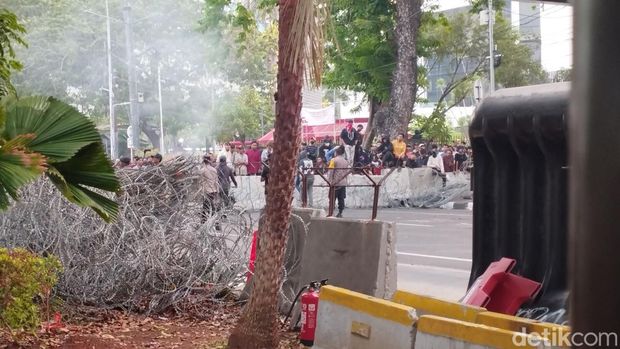 Sejumlah orang menggelar aksi demonstrasi di kawasan Patung Kuda, Jakarta Pusat. Demonstrasi diwarnai aksi pelemparan batu dan pembakaran ban oleh massa. (Brigitta Belia/detikcom)
