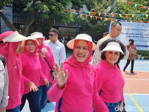 Iriana Beri Jempol saat Ditanya Bu Gimana Gibran