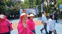 Ibu Negara RI Iriana Jokowi terlihat melempar senyum kepada awak media usai mengunjungi SDN Pakis III/370 Surabaya bersama rombongan.