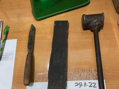 Seorang pria tertangkap layar ngamuk bawa golok di Tol Tandes