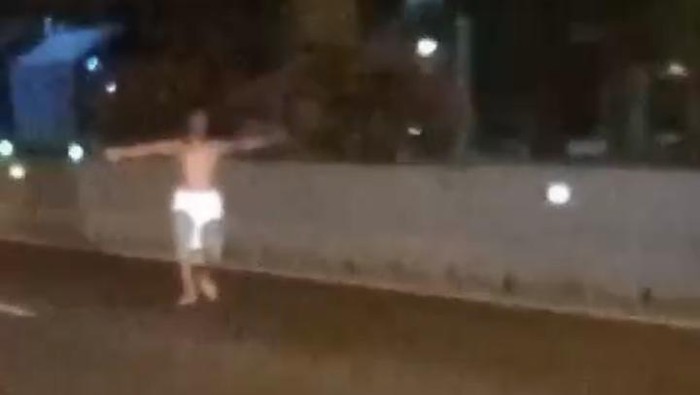 Seorang pria tertangkap layar ngamuk bawa golok di Tol Tandes