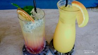 Minuman di dalam klub pantai.