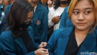 Mahasiswa Fakultas Hukum Ubaya memasang pita hitam sebagai dukungan pada keluarga korban.