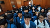 Mahasiswa Fakultas Hukum Ubaya memberikan support  saat sidang perdana perkara pembunuhan Angeline Nathania diruang Cakra PN Surabaya.