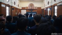 Suasana sidang perdana perkara pembunuhan mahasiswa Ubaya di Ruang Cakra PN Surabaya