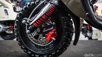Bagian mendasar yang membedakan seri urban dan adventure adalah ban. Seri adventure mengusung ban yang lebih mencengkram di medan off-road dan gravel.