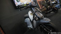 Scomadi Turismo Technica 200i mejeng pada pameran roda dua, IMOS+ 2023 di ICE BSD, Tangerang. Technica 200i hadir dengan seri urban dan adventure.