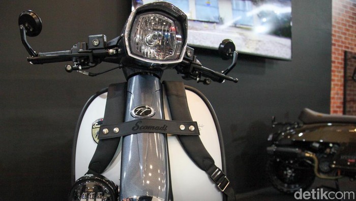 Scomadi ikut meramaikan pameran roda dua, IMOS+ 2023 di ICE BSD. Skuter premium asal Inggris ini menghadirkan Turismo Technica 200i Urban dan Adventure.