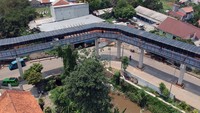 Proyek pembangunan sky bridge atau jembatan layang penghubung stasiun dan terminal di Bojonggede ini dilakukan oleh Badan Pengelola Transportasi Jabodetabek (BPTJ), telah selesai dikerjakan dan direncanakan.