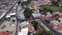 Foto udara sky bridge penghubung terminal dan Stasiun Bojonggede yang telah selesai pengerjaannya di Kabupaten Bogor, Jawa Barat, Kamis (26/10/2023).