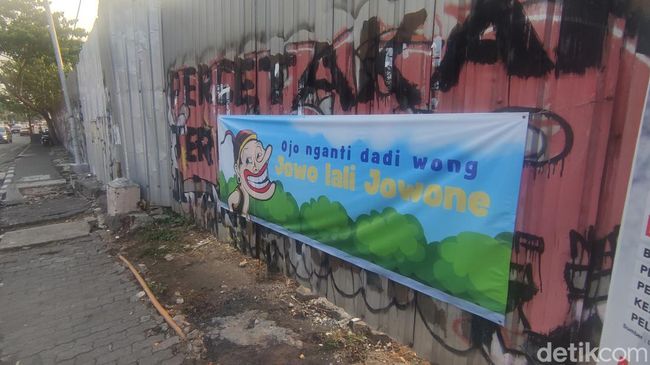 Spanduk bergambar Petruk 'Ojo Ilang Jawane' marak di Semarang, Kamis (26/10/2023).