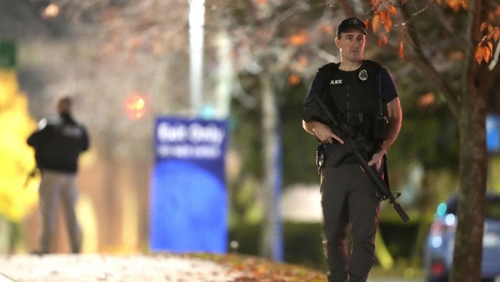 Suasana Pasca Penembakan yang Tewaskan 22 Orang di Arena Bowling AS Penembakan massal yang menewaskan sedikitnya 22 orang terjadi di arena bowling, Lewiston, Maine, Amerika Serikat, Rabu (25/10) waktu setempat. Begini suasana pasca penembakan.