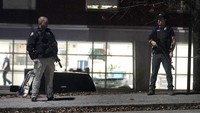 Polisi bersenjata disiagakan usai penembakan massal yang menewaskan sedikitnya 22 orang di Maine, Amerika Serikat. AP Photo/Steven Senne.  