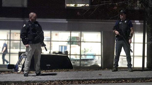 Penembakan massal yang menewaskan sedikitnya 22 orang terjadi di arena bowling, Lewiston, Maine, Amerika Serikat, Rabu (25/10) waktu setempat. Begini suasana pasca penembakan.