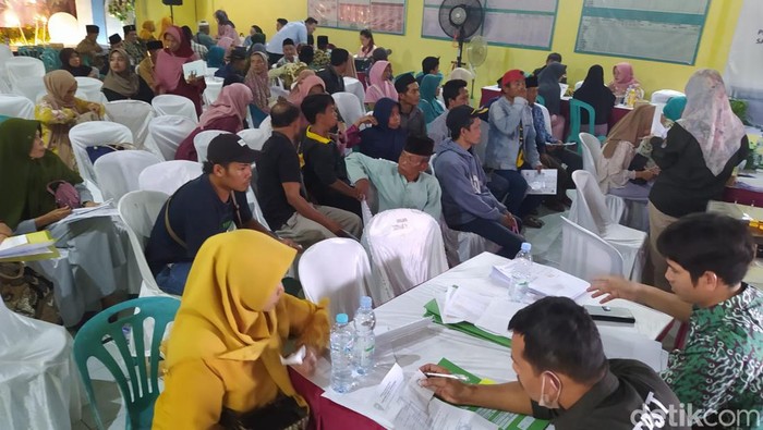 Suasana pembayaran UGR pembangunan Tempat Pengolahan Sampah Terpadu (TPST) regional di Desa Gandusari, Kecamatan Bandonga, Kamis (26/10/2023)