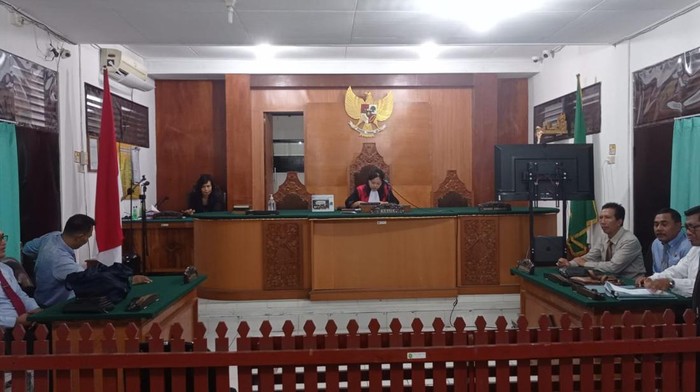 Suasana sidang praperadilan terkait gugatan praperadilan yang diajukan Jero Dasaran Alit setelah ditetapkan sebagai tersangka kasus pelecehan seksual di PN Tabanan, Kamis (26/10/2023). (istimewa)