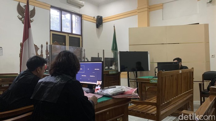 Suasana sidang tuntutan terhadap Dodhy Adreanto Sidabalok, mahasiswa Universitas Methodist Medan. (Raja Malo Sinaga/detikSumut)
