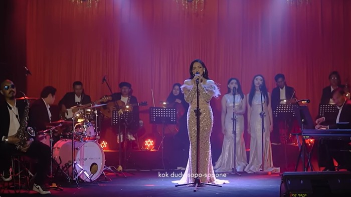 Suliyana menyanyikan lagu Dumes.