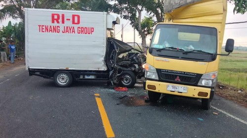 Dua mobil terlibat kecelakaan di Jalan Raya Jurusan Denpasar-Gilimanuk, Banjar Tembles, Desa Penyaringan, Kecamatan Mendoyo, Kabupaten Jembrana, Kamis (26/10/2023).