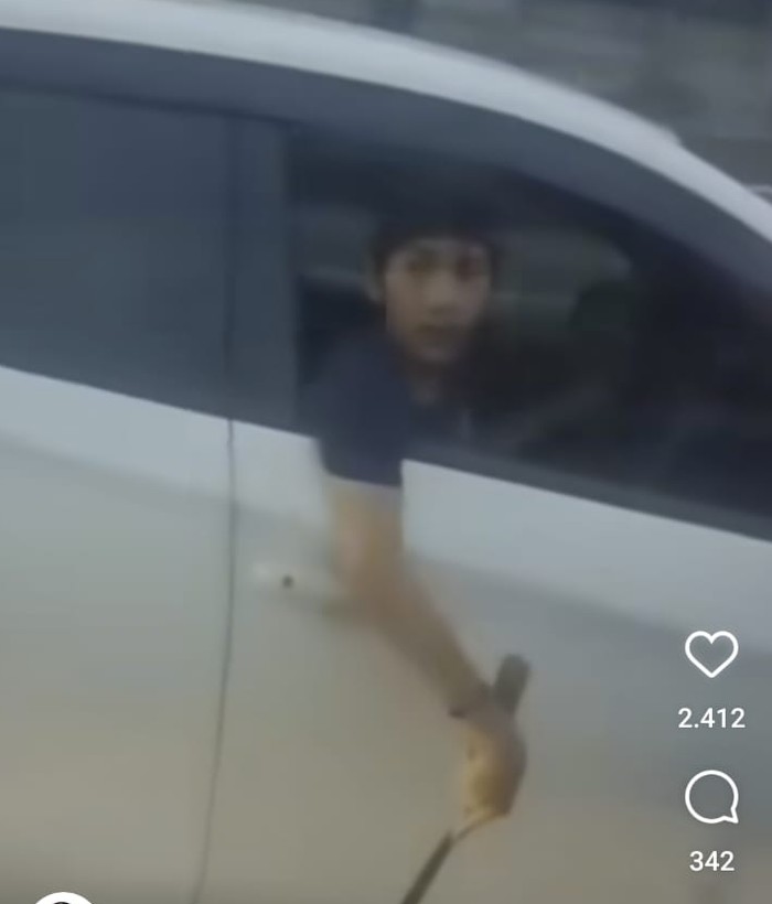 Tangkapan layar pria diduga begal di Tol Tangerang pepet mobil hingga keluarkan senjata tajam.