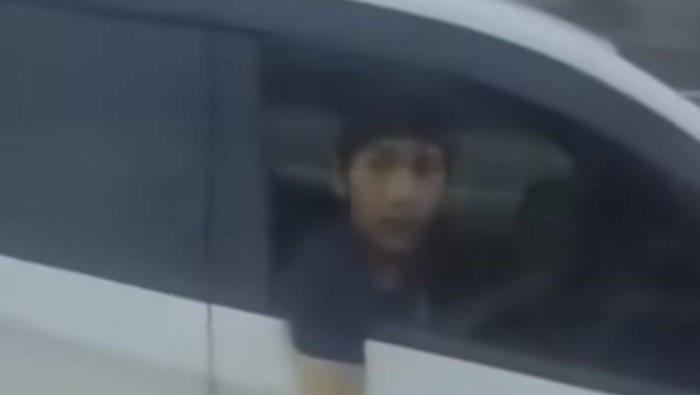 Tangkapan layar pria diduga begal di Tol Tangerang pepet mobil hingga keluarkan senjata tajam.