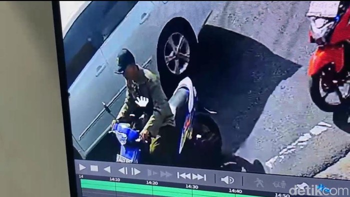 Tangkapan layar video CCTV detik-detik pelaku mencuri motor milik mahasiswa di Cilandak, Jaksel.