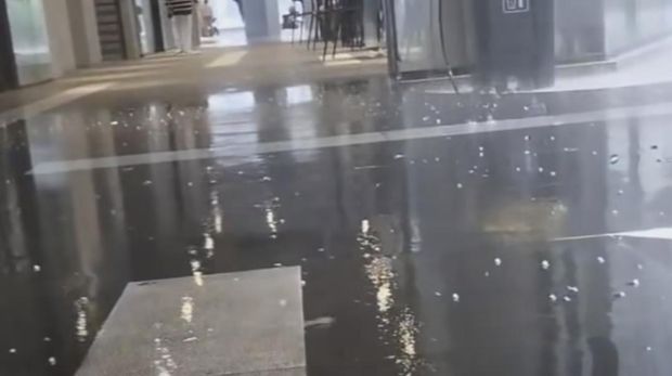 Tangkapan layar video saat hujan es terjadi di Kota Malang.Salah satu warga menunjukkan es jatuh saat hujan deras di Kota Malang.