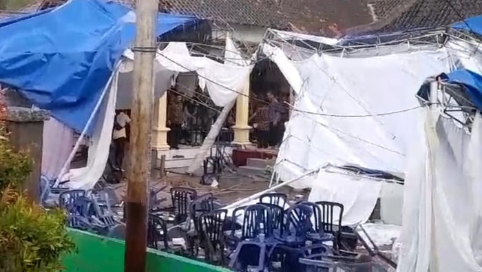 Tenda pernikahan di Ponorogo hancur diterjang hujan angin.