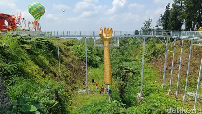 Tim Labfor Polda Jateng melakukan pemeriksaan konstruksi jembatan kaca The Geong Hutan Pinus Limpakuwus di Kecamatan Sumbang, Kabupaten Banyumas, Kamis (26/10/2023).