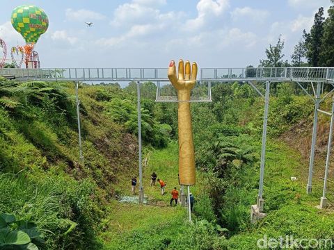 Tim Labfor Polda Jateng melakukan pemeriksaan konstruksi jembatan kaca The Geong Hutan Pinus Limpakuwus di Kecamatan Sumbang, Kabupaten Banyumas, Kamis (26/10/2023).