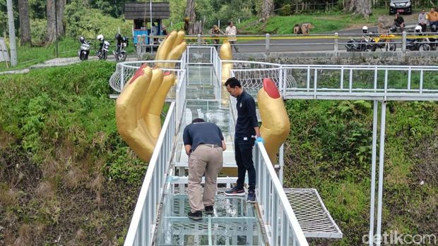 Tim Labfor Polda Jateng melakukan pemeriksaan konstruksi jembatan kaca The Geong Hutan Pinus Limpakuwus di Kecamatan Sumbang, Kabupaten Banyumas, Kamis (26/10/2023).