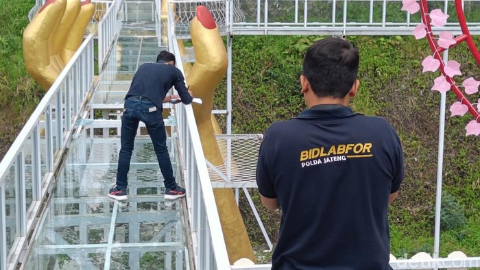 Tim Labfor Polda Jateng melakukan pemeriksaan konstruksi jembatan kaca The Geong Hutan Pinus Limpakuwus di Kecamatan Sumbang, Kabupaten Banyumas, Kamis (26/10/2023).