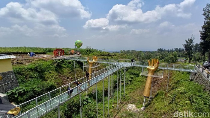 Tim Labfor Polda Jateng melakukan pemeriksaan konstruksi jembatan kaca The Geong Hutan Pinus Limpakuwus di Kecamatan Sumbang, Kabupaten Banyumas, Kamis (26/10/2023).